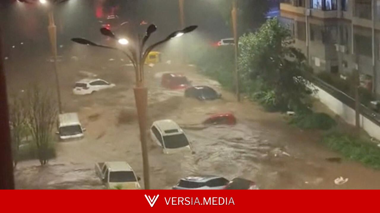 中国北方洪灾:河北宽城水位涨两米 沈阳街头有人游泳冲浪,全国46条河超警戒水位