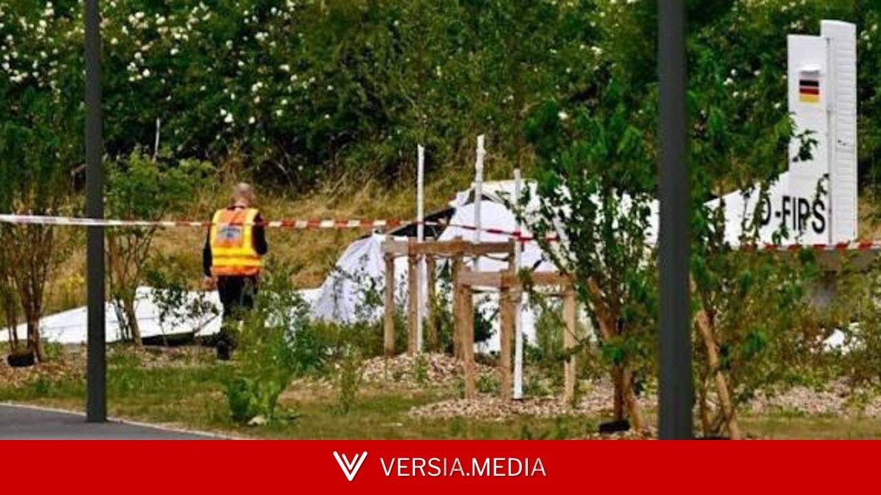 法满载跳伞学员和教练的轻型飞机坠毁 机毁人亡